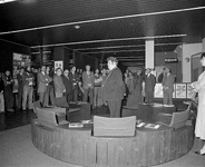 880574 Afbeelding van burgemeester H.J.L. Vonhoff bij de opening van de reizende tentoonstelling 'Kom op voor Europa', ...